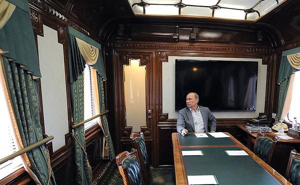 Владимир Путин в вагоне бронепоезда