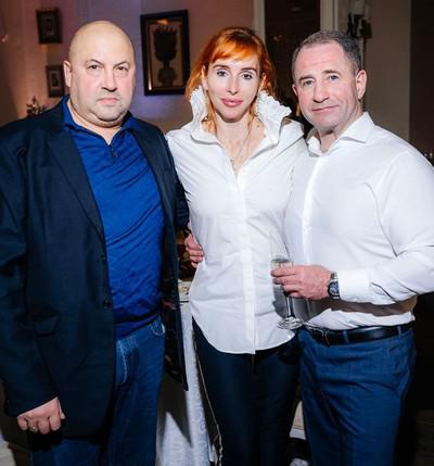 Слева направо: Сергей Суровикин с супругой и Михаил Бабич