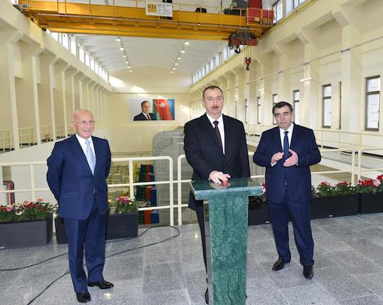 Ильхам Алиев (в центре) на церемонии открытия Шамкирчайского водохранилища с Эрдалом Аксоем (слева) и Ахмедом Ахмедзаде (справа)